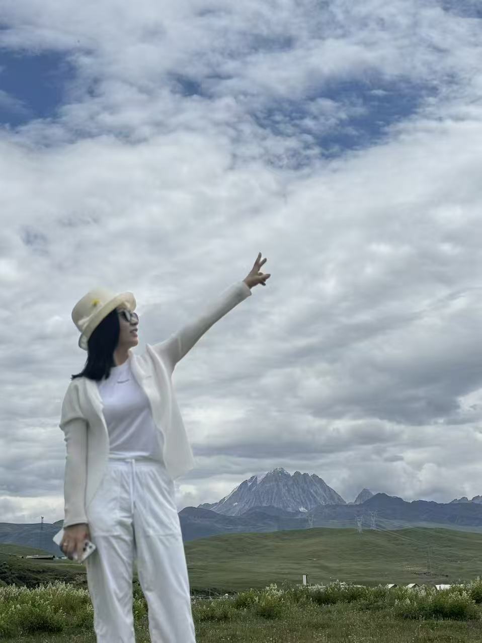 高男在山野旅行